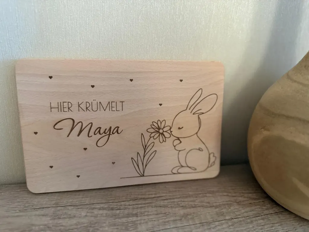 Brettchen Hase "Hier krümelt ..."