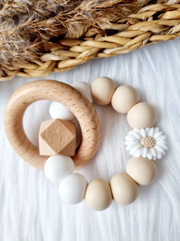 Beißring - Gänseblümchen beige/weiß personalisiert (ohne Name)