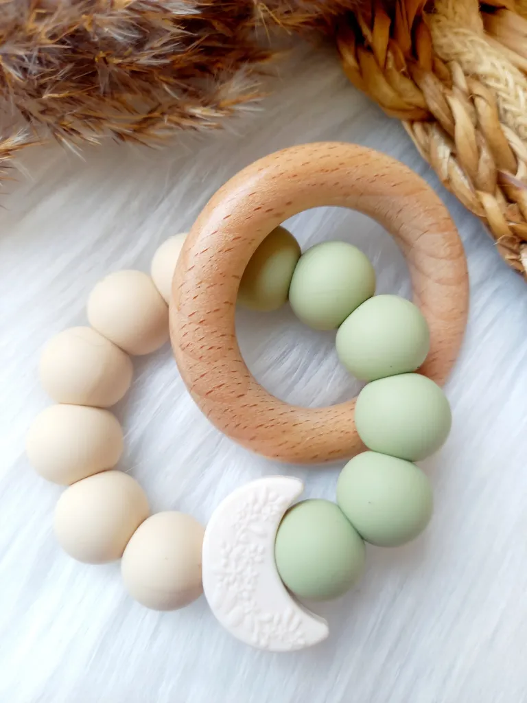 Beißring - Mond salbei/beige personalisiert (ohne Name)