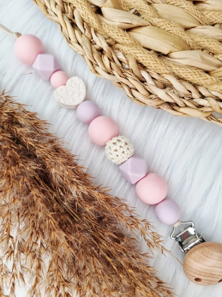 Schnullerkette - Herz weiß rosa/lila personalisiert