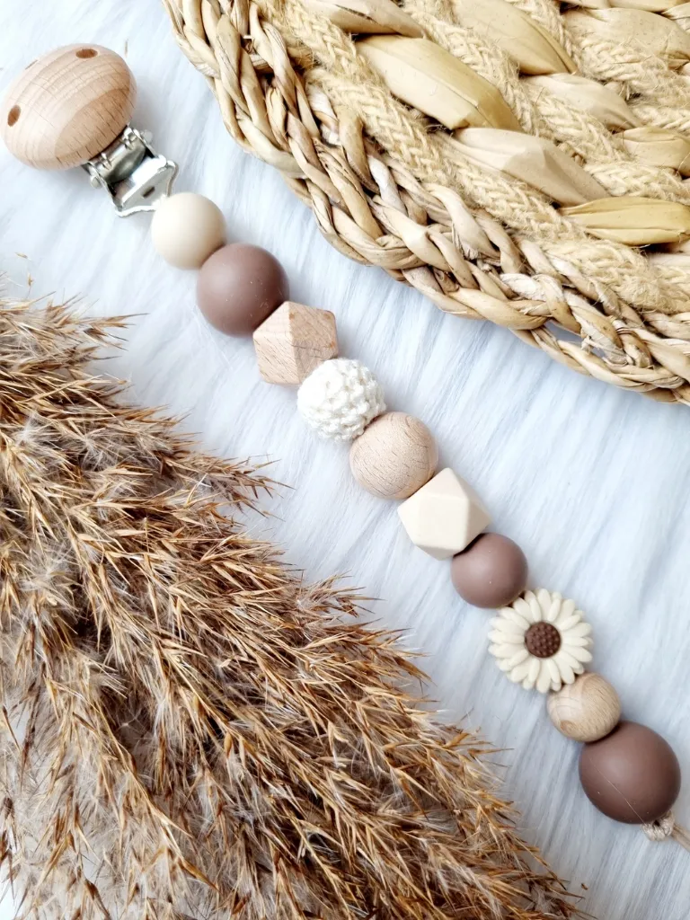 Schnullerkette - Gänseblümchen beige/braun personalisiert