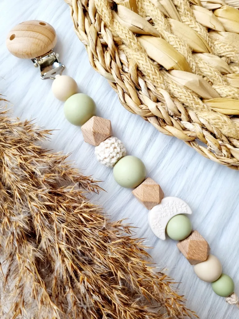 Schnullerkette - Mond salbei/beige personalisiert (ohne Name)