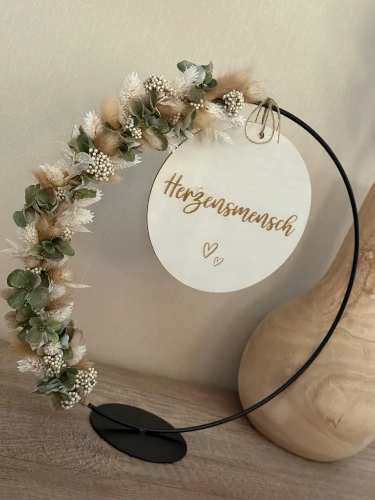Ring auf Fuß mit Trockenblumen - personalisiert (schwarz, natur)
