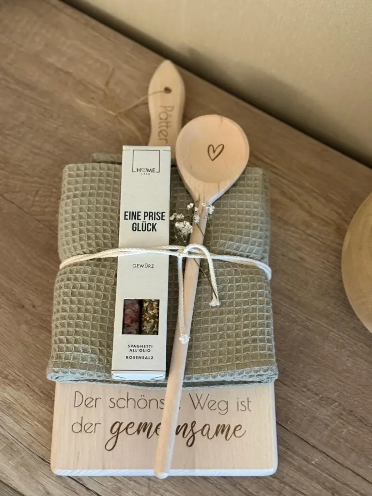 Geschenkset Hochzeit - Personalisiertes Schneidebrett (Nougat)