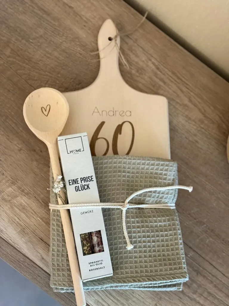 Geschenkset - personalisiertes Schneidebrett (Nougat)