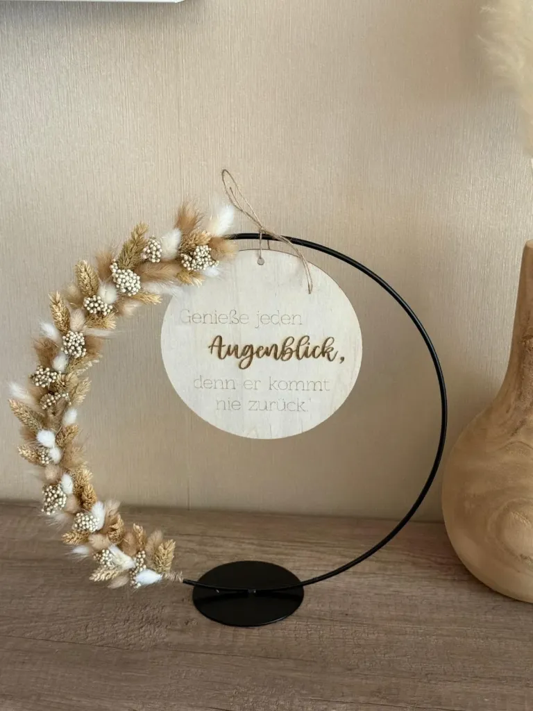 Ring mit Trockenblumen -Augenblick